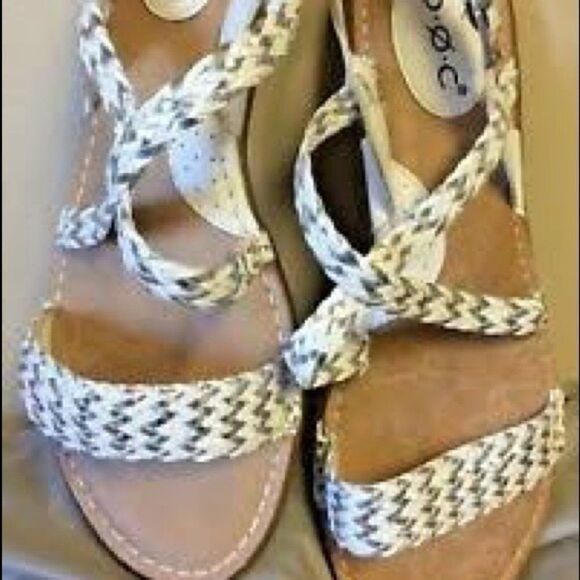 B.O.C. White weave sandals size 8M - Picture 4 of 11